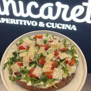 MEZZO CROSTONE CREMA DI FORMAGGIO RUCOLA POMODORINI E SCAGLIE DINPARMIGGIANO