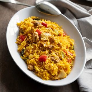 Riso speziato con verdure e gamberi