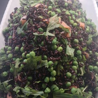 Riso venere Con salmone affumicato piselli e rucola