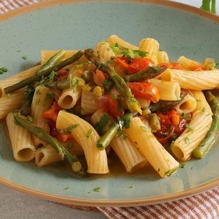 Maccheroncini con asparagi,pecorino e pomodorini