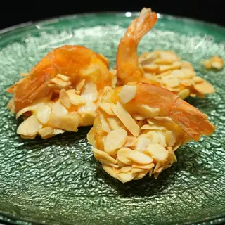 Gamberi con mandorle fritte