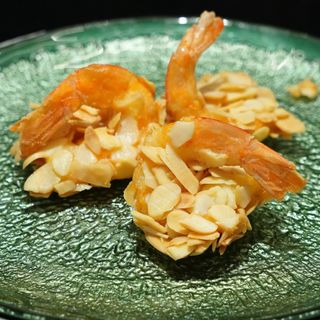 Gamberi con mandorle fritte