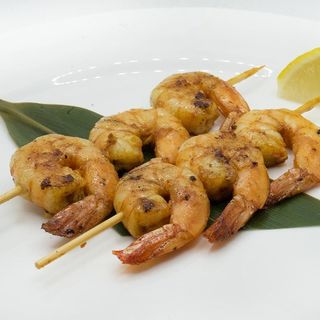 Spiedini di gamberi alla griglia