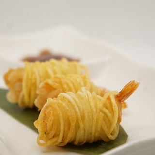 Gamberi fritti avvolto con patate