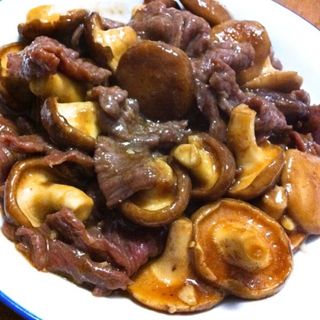 Vitello con bambu e funghi