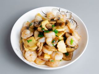 Gamberi con bambu e funghi