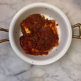 Ravioli di ricotta e spinaci al pomodoro e basilico