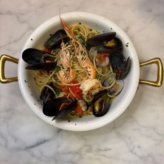 Spaghetti allo scoglio con pomodorini