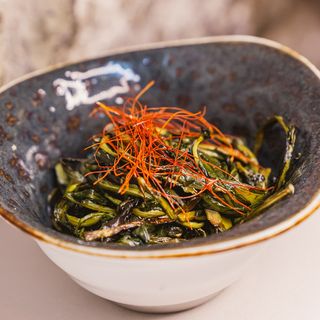 Cicoria di campo ripassata in padella con aglio, olio e peperoncino