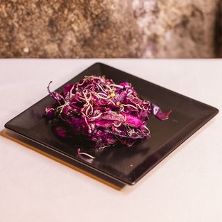 Cavolo viola marinato al limone con cipolla caramellata e petali di rosa