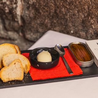 Alici del mar Cantabrico riserva in olio EVO, burro e crostini di pane