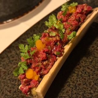 Steak tartar su osso alla brace