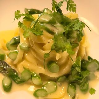 Fettuccina al burro affumicato, asparagi e cerfoglio