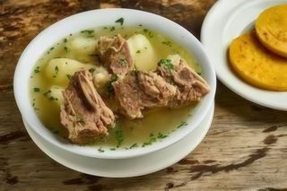Caldo de costilla con arepa
