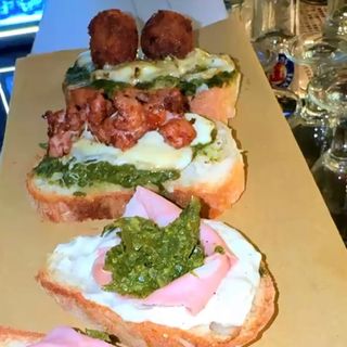 Tris bruschette