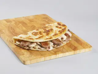 Piadina con mozzarella e salsiccia