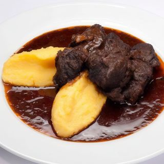 Pastissada de caval e polenta morbida