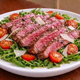 Tagliata di manzo con rucola, grana e pomodorini