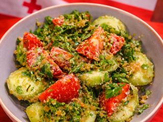 Insalata di cetrioli pomodori e noci
