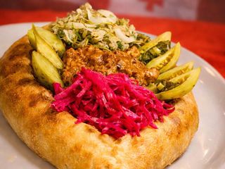 Lobiani ajariano con assortimento di sottaceti