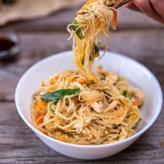 52. Spaghetti di riso con pollo