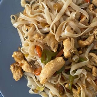 T25. Tagliatelle di riso con pollo