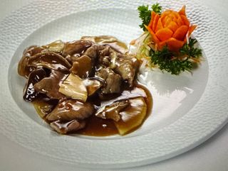65. Manzo con bambù e funghi