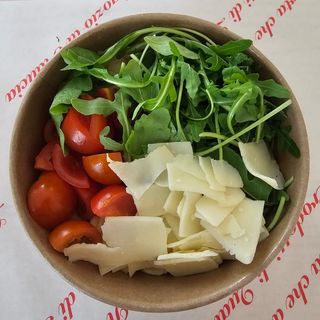 Insalata di Pasta Fresca con pomodorini, rucola e grana