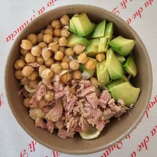 Insalata di Pasta Fresca con tonno, avocado e ceci