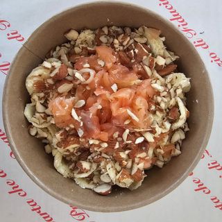 Insalata di Pasta Fresca con salmone affumicato, philadelphia e mandorle