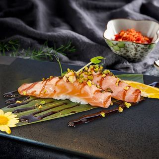 Nigiri flambè pistacchio 2 pezzi