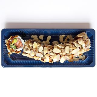 6459- Dragon roll salmone e mandorla