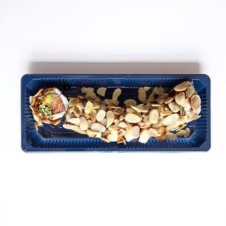 Dragon roll salmone e mandorla