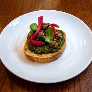 Bruschetta con allesso, salsa verde e cipolla candita