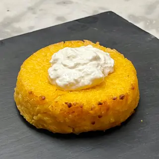 Risotto alla milanese al salto con stracciatella d'Andria