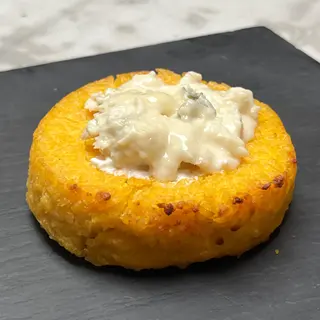 Risotto alla milanese al salto con fonduta di zola