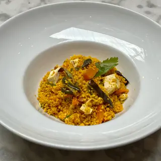 Cous cous alla curcuma con verdure e pollo