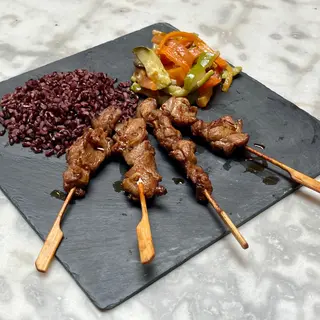 Yakitori di pollo con riso venere e verdure wok