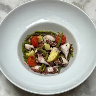 Insalata di polpo con patate, fagiolini, olive taggiasche e pomodorini
