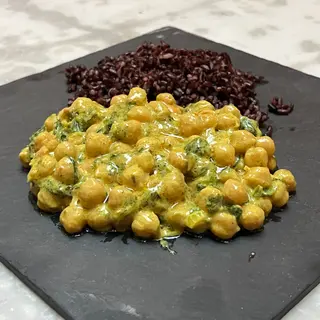 Ceci e friarielli con crema al curry e cocco con riso Venere