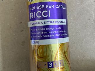 Mousse per capelli ricci
