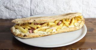 Panuozzo con mozzarella fior di latte, würstel e patatine