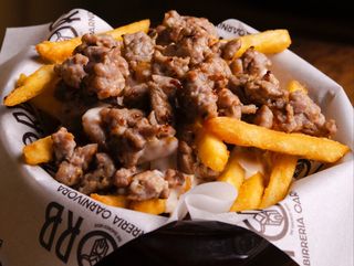 Patate fritte, salsiccia e fonduta