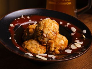 Polpette di pulled pork panate con mandorle