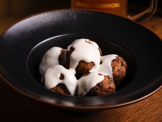 Polpette di black angus con fonduta di parmigiano