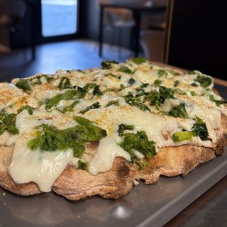 Combo Pinsa del mese “Cime Bianche ” + 1 Bevanda