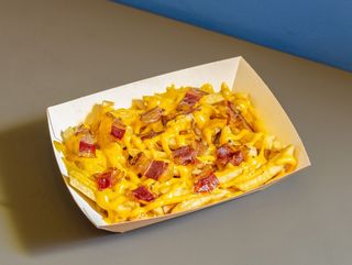 Cheese fries con bacon