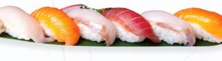Nigiri pesce misto con riso acetato