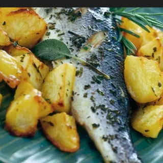 Spigola al forno con patate e pomodorini