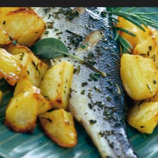 Spigola al forno con patate e pomodorini